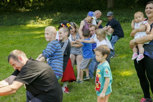 Promocja zdrowia w Rąbinie - w zajęciach sprawnościowych brały udział dzieci jak i dorośli. Wszyscy świetnie się bawili.