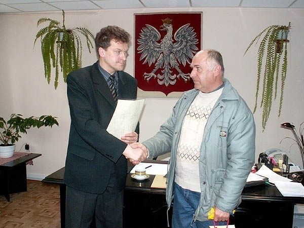 Sławomir Rdzanek, komendant powiatowy policji w Staszowie, gratuluje i dziękuje za pomoc Zygmuntowi Korczakowi.
