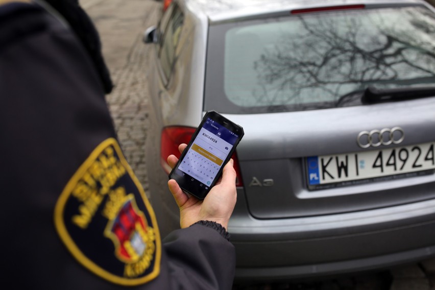 Kraków. Strażnicy telefonami sprawdzają, czy możemy wjeżdżać do strefy