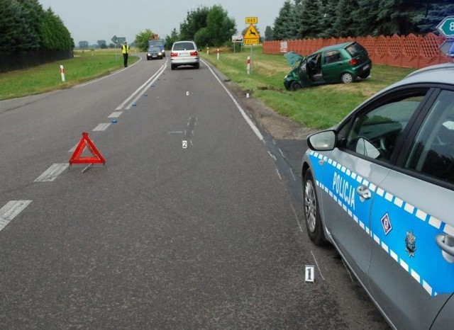 Dzisiaj (23 lipca) przed godz. 6 w Makowisku doszło do wypadku dwóch samochodów osobowych marki Seat i Daewoo. Ze wstępnych ustaleń policjantów wynika, że 52-letni mieszkaniec gminy Laszki, wyjeżdżając z drogi podporządkowanej, nie ustąpił pierwszeństwa przejazdu kierującemu daewoo. W wypadku ucierpiały 2 osoby - kierujący daewoo, 26-letni mieszkaniec gminy Wiązownica oraz pasażer tego pojazdu. Poszkodowani zostali przetransportowani do szpitala na badania. Kierujący pojazdami w chwili zdarzenia byli trzeźwi.