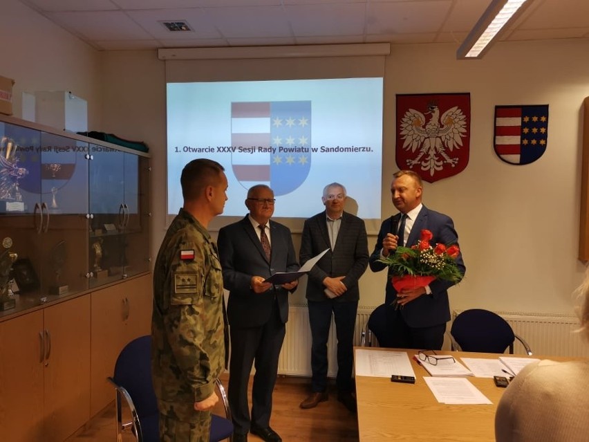 Uroczyste pożegnanie na sesji powiatowej komendanta Wojskowej Komendy Uzupełnień  w Sandomierzu. Padło wiele ciepłych słów [ZDJĘCIA] 