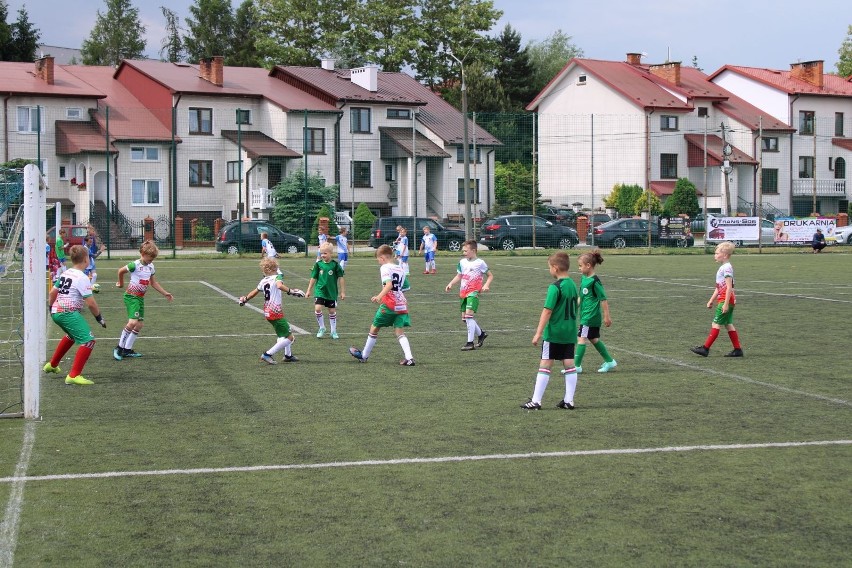 Wiceminister Anna Krupka otworzyła Valor – Alit Cup w Ożarowie. 27 drużyn piłkarskich walczy o puchar burmistrza i starosty