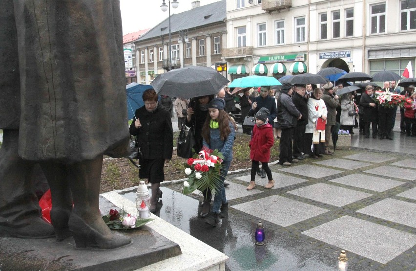 Szósta rocznica katastrofy smoleńskiej w Radomiu. Uroczystości przed pomnikiem Kaczyńskich i urzędem