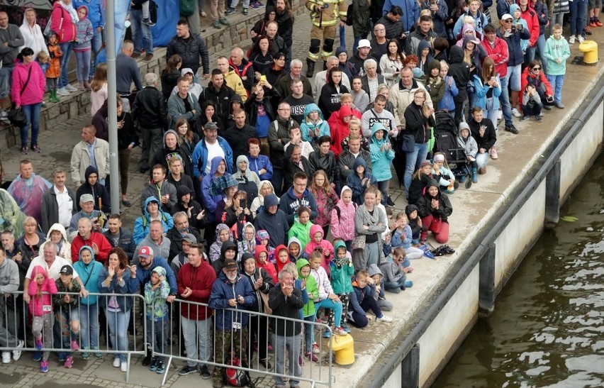 Akrobatyczne skoki do Odry z Trasy Zamkowej robią wrażenie!