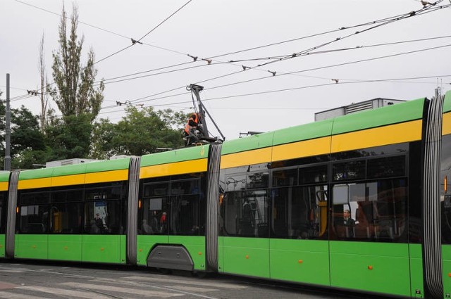 Samochód osobowy zablokował ruch tramwajowy na ul. Szydłowskiej/Winiarskiej w kierunku ul. Piątkowskiej.