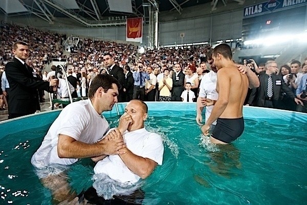 Chrzest w basenie. Świadkowie Jehowy w Atlas Arenie (galeria)