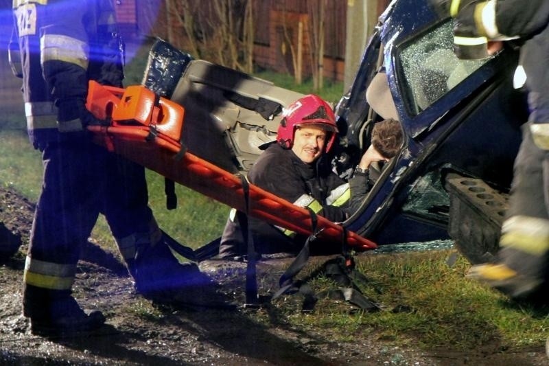 Groźny wypadek na Wilkszyńskiej. Samochód w pionie. Kierowca i pasażer pijani (ZDJĘCIA)