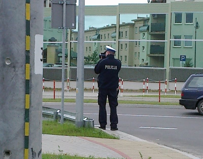 Piastowska. Policja ukryta za ekranem wypisuje mandaty za prędkość (zdjęcia)