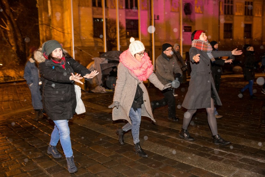 Na placu Szczepańskim w Krakowie zatańczyli, by bronić...