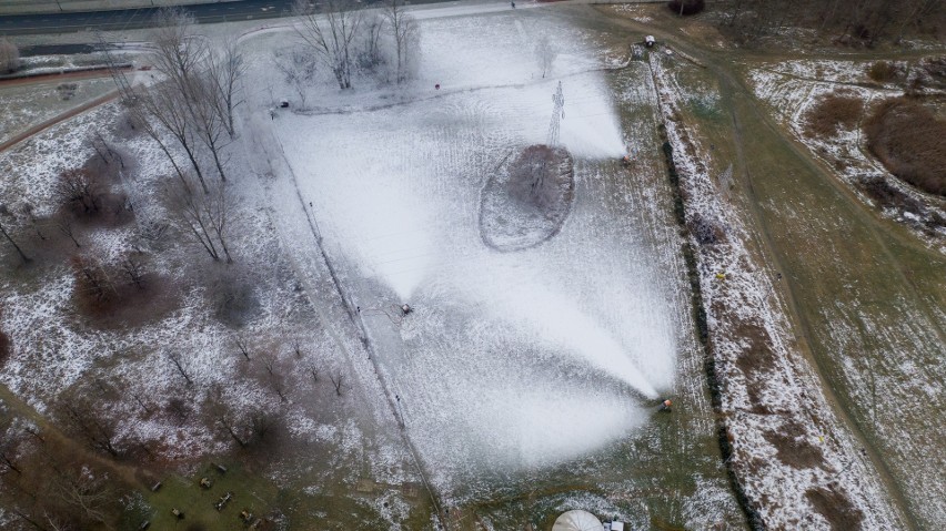 Naśnieżanie Górki Środulskiej w Sosnowcu, tak stok wygląda w...