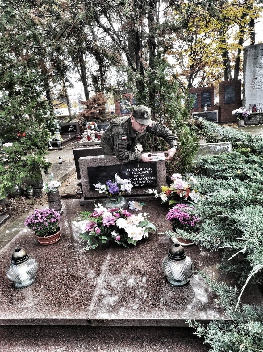 Żołnierze wielkopolskiej „Dwunastki”, porządkowali groby...