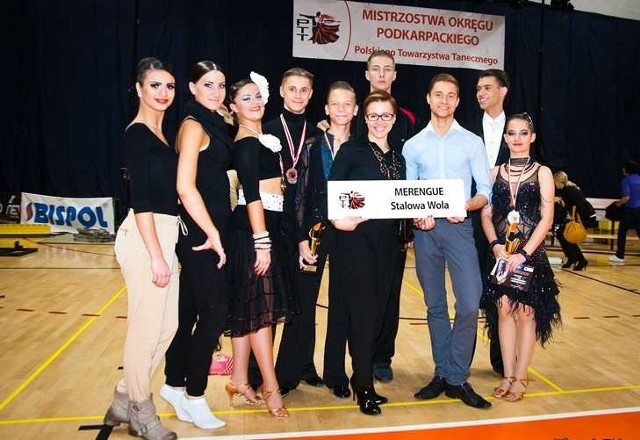 Stalowowolscy tancerze z trenerami na turnieju w Łańcucie.