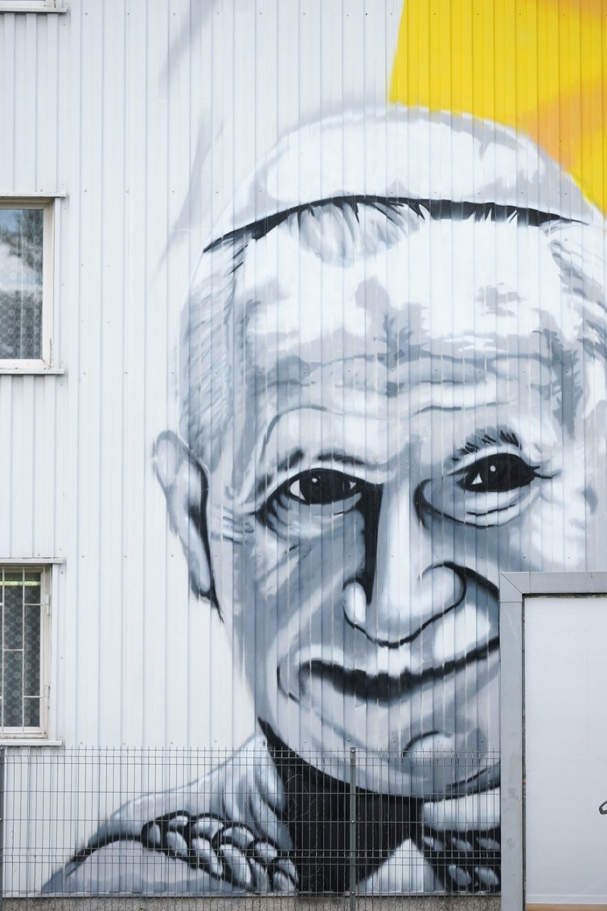 Wątpliwej urody mural na budynku szpitala Jana Pawła II
