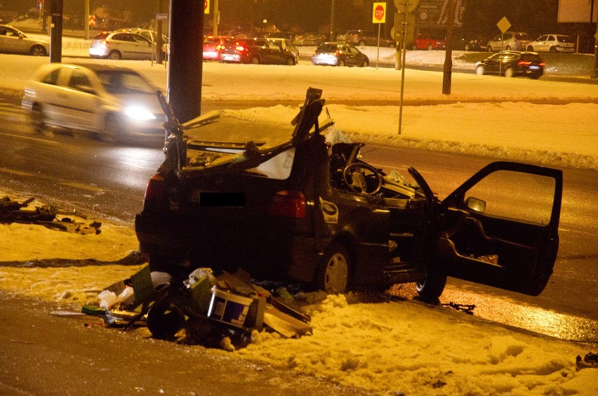 Volkswagen rozbił się na słupie na ul. Diamentowej (ZDJĘCIA)