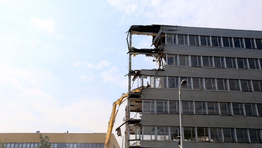 Rozbiórka budynku D Uniwersytetu Ekonomicznego w Katowicach. Wyburzają obiekt typu Lipsk przy Bogucickiej. Tu będzie nowy kampus