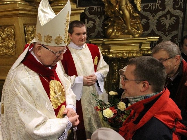 Przewodnicy świętokrzyscy złożyli życzenia biskupowi Kazimierzowi Ryczanowi, który jest Honorowym Przewodnikiem Świętokrzyskim i inicjatorem Świętokrzyskich Rajdów Pielgrzymkowych na Święty Krzyż.