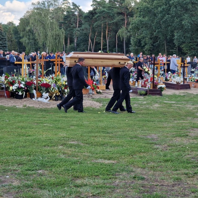Ostatnie pożegnanie Jacka Lonki. Wybitny motocrossowiec spoczął na wrzesińskim cmentarzu.