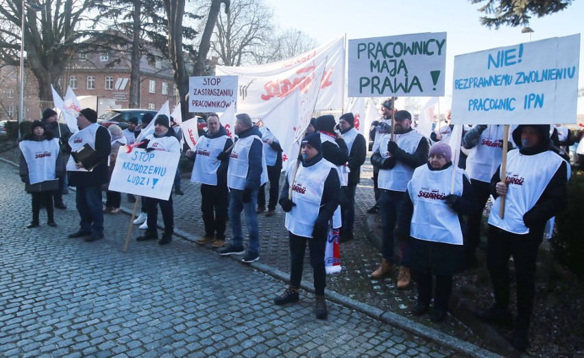 Pikieta "Solidarności" przed szczecińskim oddziałem IPN