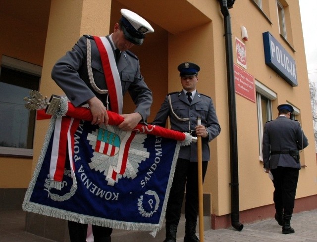 Posterunek policji w Obrazowie będzie funkcjonował bez zmian. Siedzibę obrazowskiej policji oddano do użytku w 2007 roku. Na zdjęciu: Policjant zwija sztandar po uroczystym przecięciu wstęgi w Obrazowie.