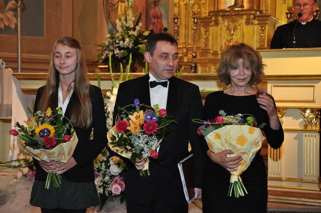 Wykonawców: od lewej - Klaudię Kowalik, Roberta Grud-nia i  Annę Romantowską nagrodzono brawami i kwiatami