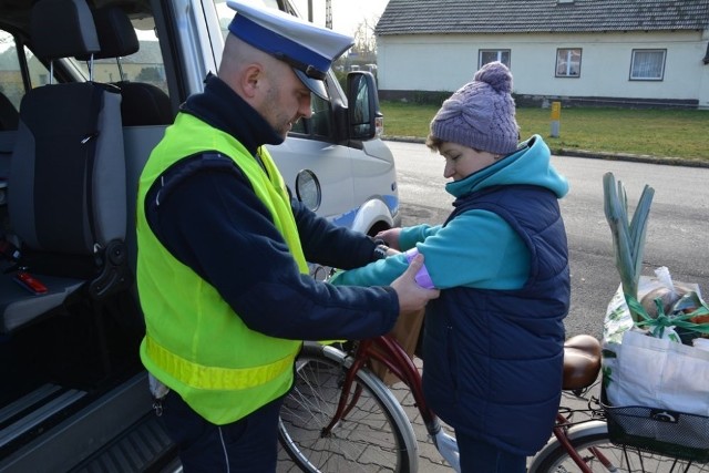 Policjanci rozdawali odblaskowe elementy między innymi w podopolskim Wawelnie (na zdjęciu) oraz w Głubczycach, Namysłowie, Kluczborku, Nysie, Opolu i Strzelcach Opolskich.