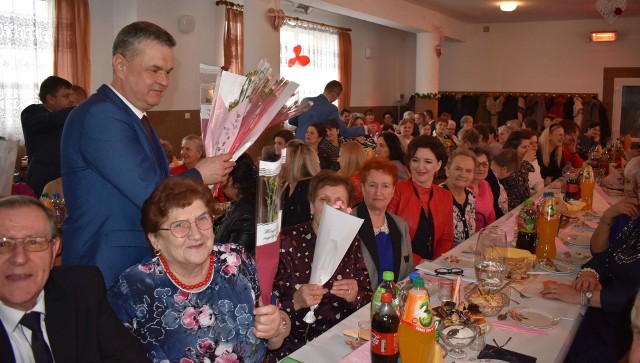 Kwiaty wręczał paniom z okazji ich święta między innymi burmistrz miasta i gminy Opatowiec Sławomir Kowalczyk.