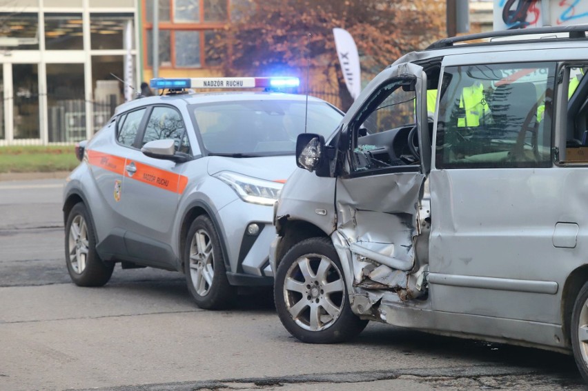 Wypadek samochodu z tramwajem na ul. Tarnogajskiej....