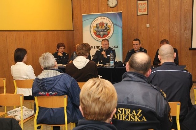 Ton debaty nadawali burmistrz Czarnej Białostockiej, oraz Zastępca Komendanta Miejskiego Policji w Białymstoku nadkomisarz Jarosław Zalewski.