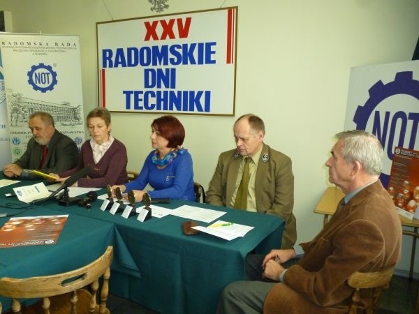 Na XXV Radomskie Dni Techniki zapraszają szefowie radomskiej NOT oraz stowarzyszeń należących do federacji; od lewej Jacek Szydłowski, Joanna Perkuszewska, Elżbieta Stanka, Jerzy Zawadzki i Zdzisław Kostrach.