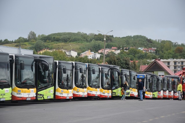 Bezpłatne przejazdy autobusami i tramwajami odbywają się 22 września w wielu miejscowościach w Polsce.