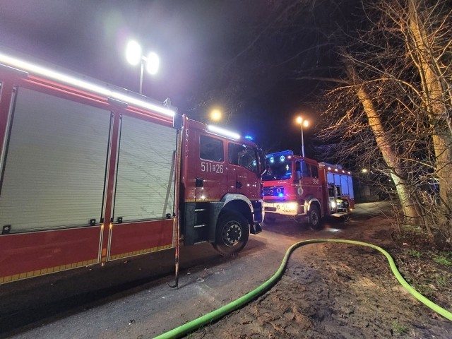 Strażacy z Radomska, Kamieńska i Gorzędowa gasili pożar budynku we Włodzimierzu w gm. Kamieńsk