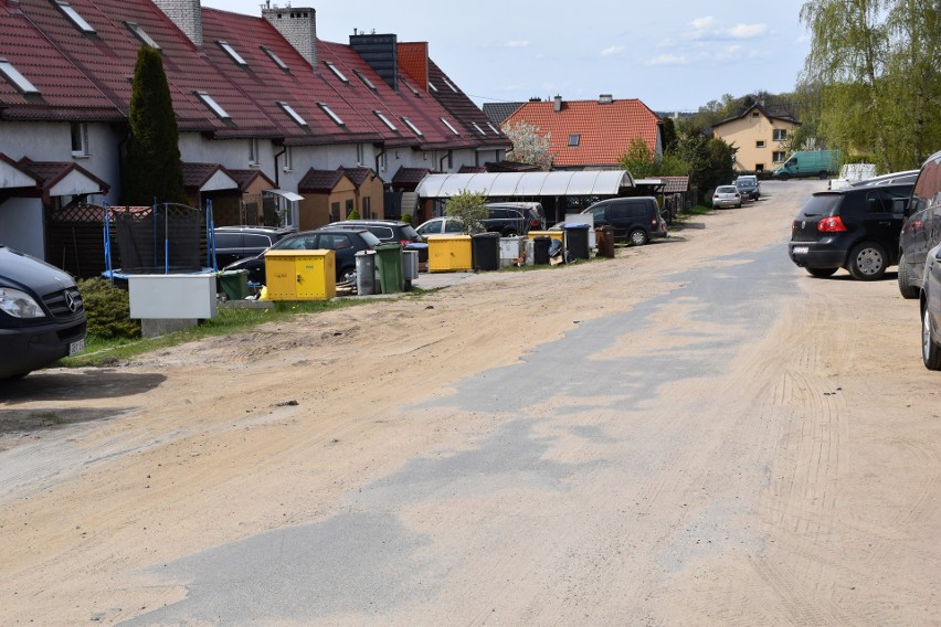 Mieszkańcy narzekają na zbyt powolny remont ulicy Fiołkowej.