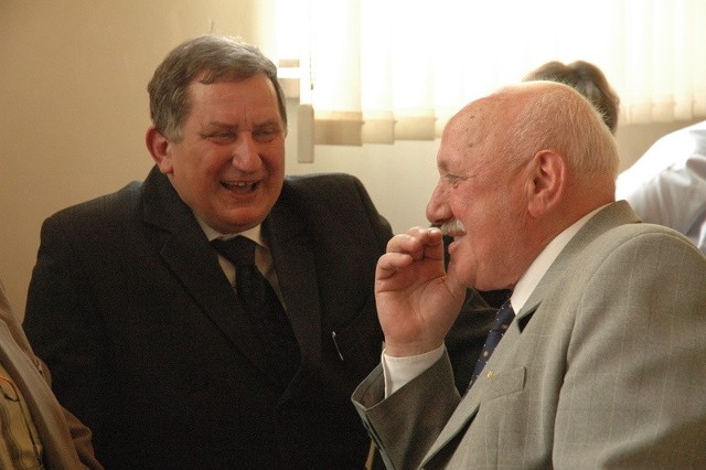 z PSL (z lewej) rozpoczął już 4. kadencję w fotelu burmistrza. Obok starosta namysłowski Michałem Ilnickim.