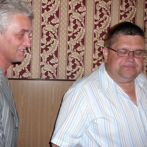 Marek Kisio (z lewej), dotychczas nie kojarzony z koszykówką, ma wyciągnąć Spójnię z dołka, w którym znalazła się po spadku do II ligi. Wczoraj prezesem klubu przestał być Wojciech Bartczak (z prawej).