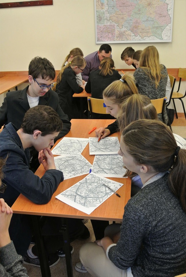 Uczniowie koszalińskiej Szkoły Katolickiej tworzyli grę miejską (zdjęcia)
