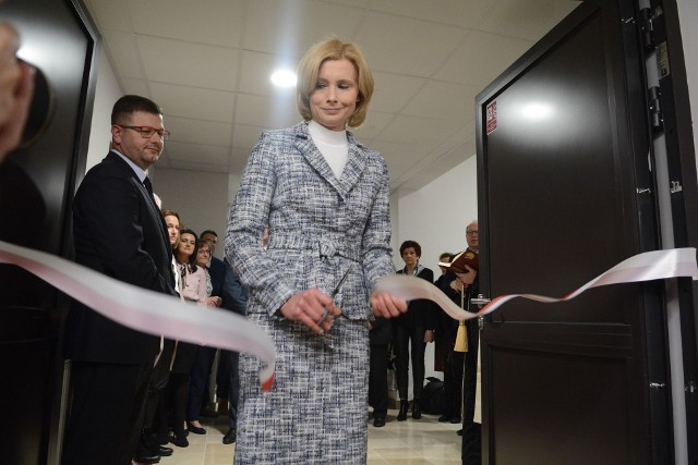 Kinga Bogusz, przewodnicząca Rady Miejskiej w Radomiu przecięła wstęgę, dokonując otwarcia nowej sali obrad.