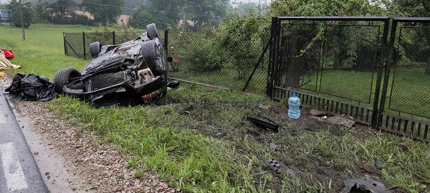 Audi uderzyło w przepust i dachowało na poboczu. Do...