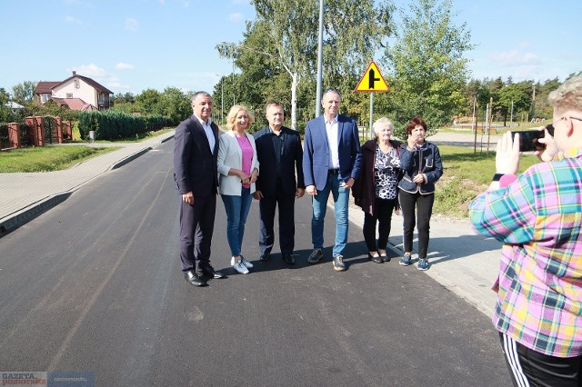 W piątek przedstawiciele samorządów, wykonawców i Zarządu Dróg odebrali uroczyście wyremontowane odcinki, 1 września 2023 roku.