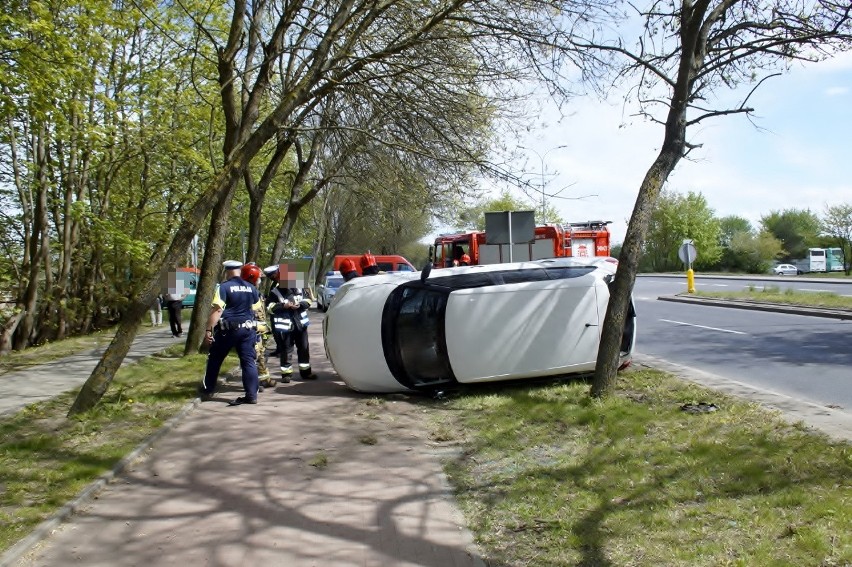 Kolizja na ulicy Gdańskiej. Auto przewróciło się na bok [ZDJĘCIA]