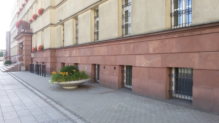 Ruda Śląska: Szpecące napisy zostały usunięte z gmachu urzędu miasta