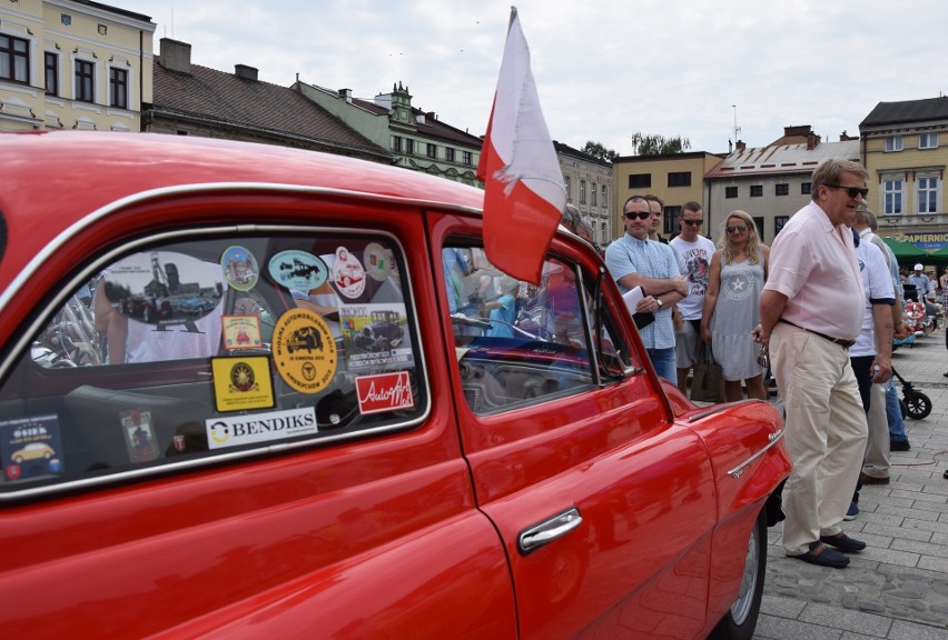 Perełki motoryzacji na oświęcimskim rynku - trudno było oderwać wzrok od zabytkowych samochodów [ZDJĘCIA]