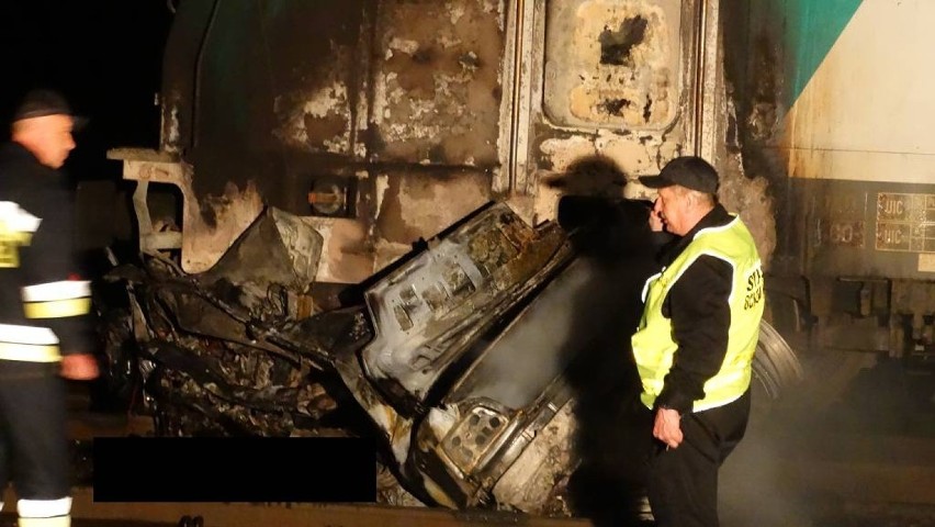 Wypadek w Wojnowicach: Pociąg zmiótł BMW