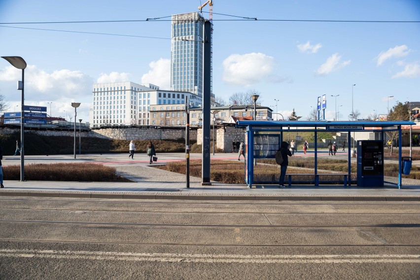 Koronawirus. Kraków kompletnie opustoszał. Na przystankach nie ma ludzi, nie ma też korków na drogach! 13.03.2020