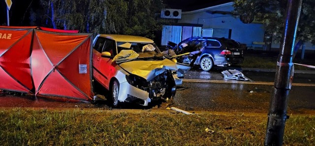 22 sierpnia około godz. 21:50 na prostym odcinku drogi wojewódzkiej nr 715, na terenie zabudowanym, podczas opadów deszczu, doszło do czołowego zderzenia pojazdów marki BMW i Skoda