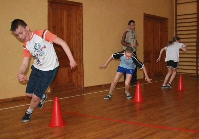 Uczniowie trzcielskiej podstawówki na razie ćwiczą w ciasnej salce gimnastycznej. Za dwa lata będą trenować w dużej hali sportowo-widowiskowej, która ma powstać przy uch szkole.