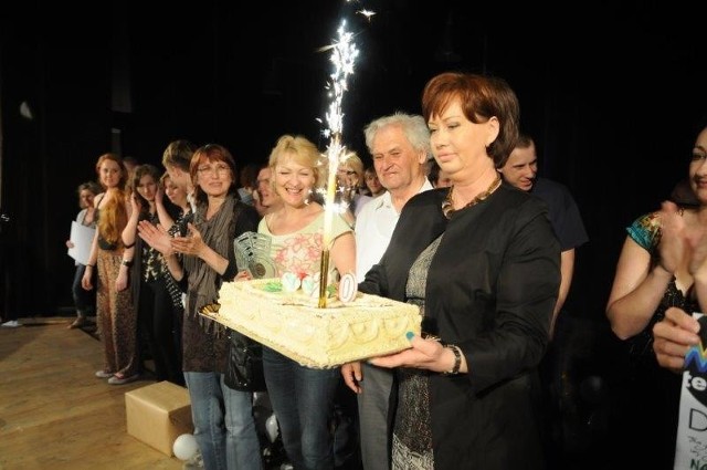 Aktorzy ze Stalowej Woli odbierają tort dołączony do nagrody.