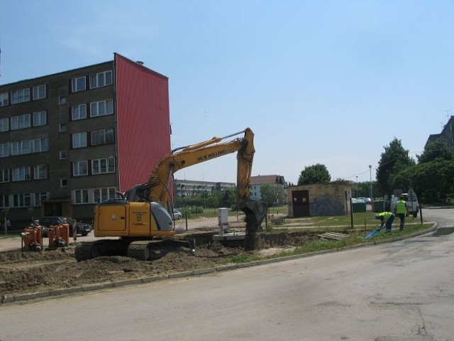 Po ponad roku od wystąpienia awarii sieci kanalizacyjnej w sąsiedztwie placu Targowego w Gorzycach, władze gminy znalazły wykonawcę, który podjął się naprawy sieci.