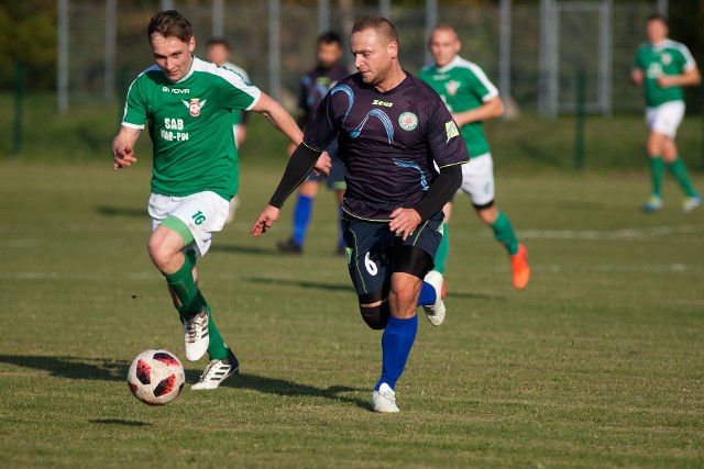 Bartosz Stojek (z lewej) strzelił pierwszego gola w meczu w Bruskowie Wielkim. Piłkę próbuje odebrać mu Łukasz Pakuła