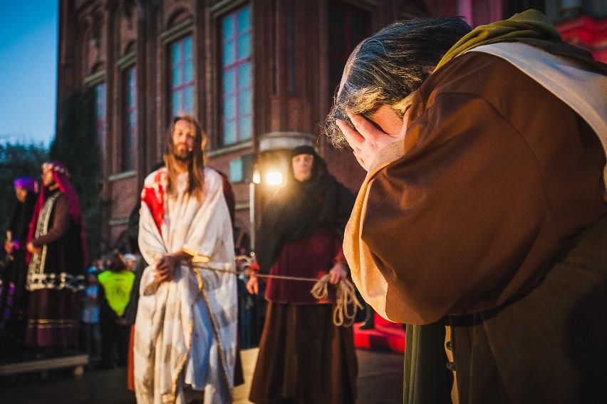 Sąd nad Jezusem w Gdańsku 2019. Misterium Męki Pańskiej w Wielki Piątek, 19 kwietnia. Misterium gdańskie [zdjęcia, wideo]