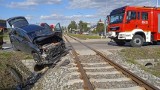 Wypadek na przejeździe kolejowym w Bielawie. Samochód osobowy wjechał w pociąg Kolei Dolnośląskich (ZDJĘCIA)